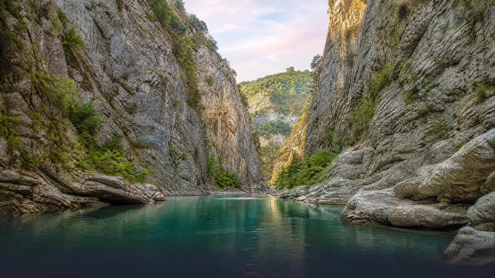 Erkunden Sie eine 5 Kilometer lange Kalksteinschlucht und entspannen Sie in natürlichen Thermalbecken unter einer Steinbrücke aus dem 18. Jahrhundert.